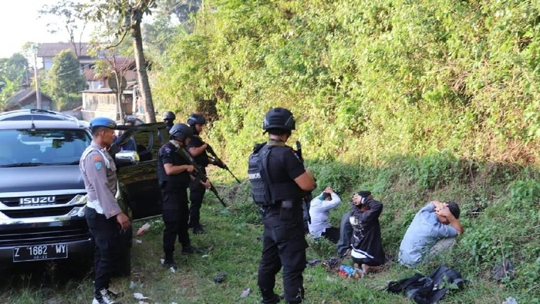 Momen Aparat Gabungan Sergap 5 Terduga Teroris di Garut Momen Aparat Gabungan Sergap 5 Terduga Teroris di Garut