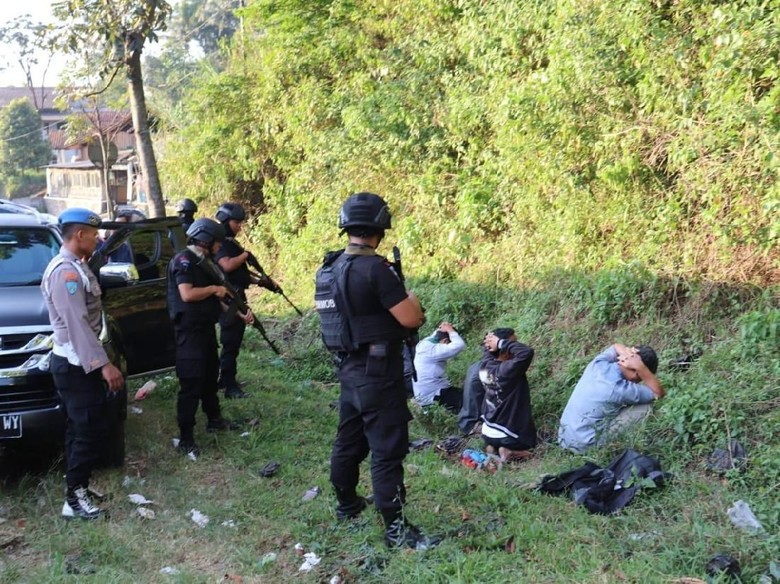 Aparat Gabungan Amankan Lima Pria Terduga Teroris di Garut Aparat Gabungan Amankan Lima Pria Terduga Teroris di Garut