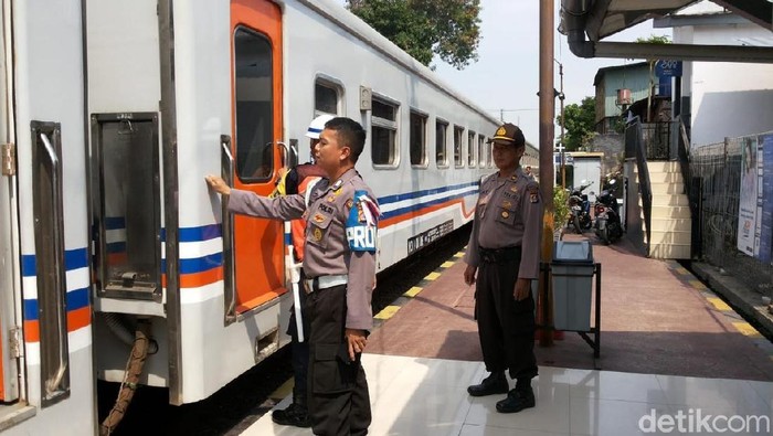 Polisi memeriksa penumpang kereta di Stasiun Cilegon tujuan Jakarta.