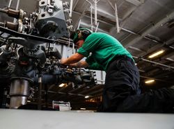 Potret Kapal Induk Nuklir AS Pamer Kekuatan di Laut Arab