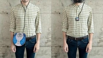 Dulu earphone atau headset berukuran kecil, sementara pemutar musiknya besar. Sekarang kebalikannya, pemutar musiknya kecil (biasanya di ponsel) sementara headset besar sampai menutupi telinga. (Foto: justsomethingcreative)