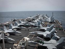 Potret Kapal Induk Nuklir AS Pamer Kekuatan di Laut Arab