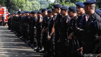 Personel Brimob melakukan apel pengamanan di depan gedung KPU, Jakarta, Selasa (21/5/2019).