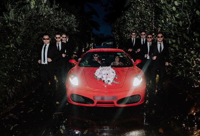 Dalam acara tidak disebutkan secara detail mengenai uang yang mereka keluarkan untuk pernikahan mewah itu. Namun planner pernikahan mengungkap jika mereka membayar S$1,4 juta atau sekitar Rp 14 miliaran. Foto: instagram @rachelbambi