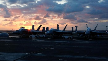 “Latihan ini berujuan untuk meningkatan kelincahan dan kegarangan untuk merespns ancaman dan mencegah aksi untuk merusak stabilitas di kawasan penting ini,” kata John Wade, komandan USS Abraham Lincoln. Foto: Reuters