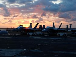 Potret Kapal Induk Nuklir AS Pamer Kekuatan di Laut Arab