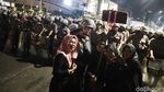 Ketika Emak-emak Berwefie dengan Polisi di Saat Aksi