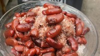 Kacang merahnya terlihat empuk dan manis dengan lapisan susu cokelat. Disajikan dingin-dingin bisa jadi menu buka puasa enak. Foto: Instagram@warongfun
