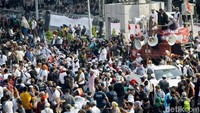 Massa nampak membawa serta bendera merah putih dan sejumlah spanduk dalam aksi di depan gedung Bawaslu tersebut.