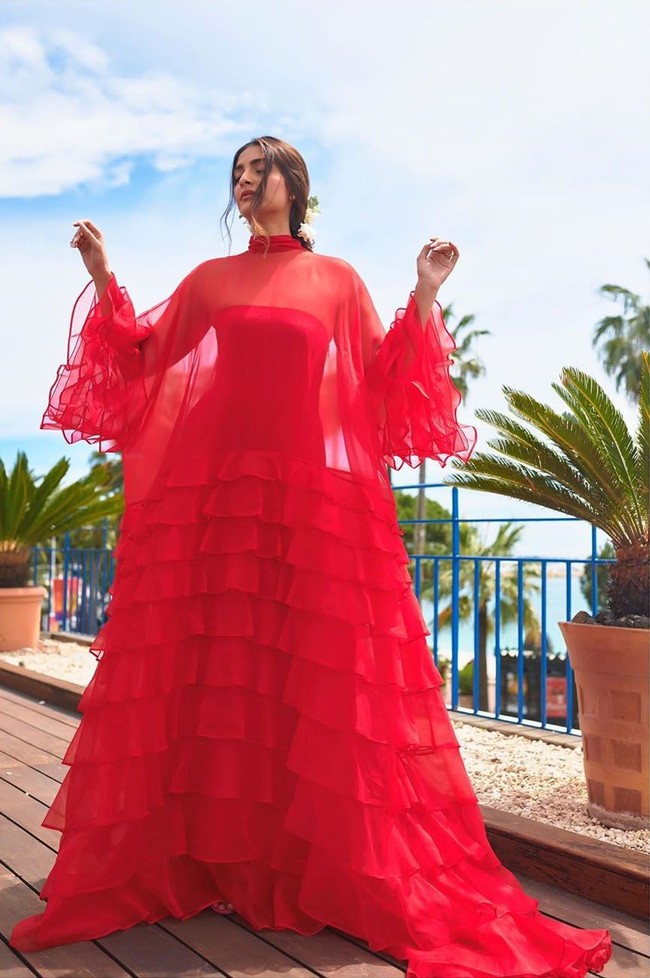 Pada penampilan lainnya, Sonam Kapoor memilih gaun ketat merah dari Maison Valentino. Untuk menghadirkan kesan festive, ia memadukannya dengan gaun transparan dengan detail ruffle, juga keluaran brand desainer yang sama. Foto: Instagram