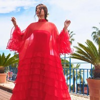 Pada penampilan lainnya, Sonam Kapoor memilih gaun ketat merah dari Maison Valentino. Untuk menghadirkan kesan festive, ia memadukannya dengan gaun transparan dengan detail ruffle, juga keluaran brand desainer yang sama. Foto: Instagram