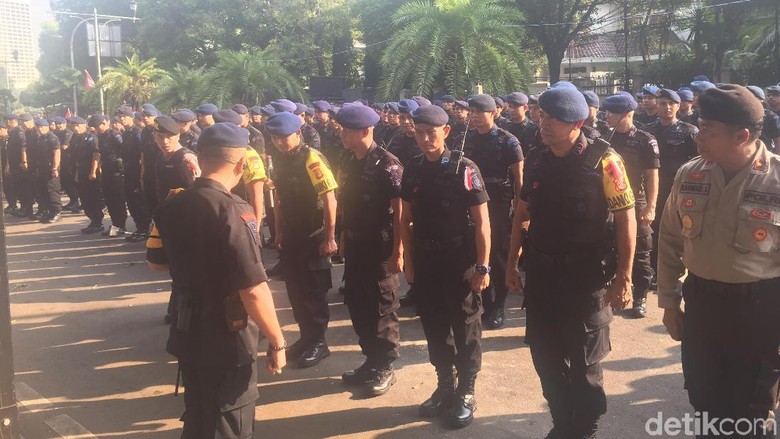 Polisi Gelar Apel Pengamanan di KPU Usai Pengumuman Hasil Pilpres Polisi Gelar Apel Pengamanan di KPU Usai Pengumuman Hasil Pilpres