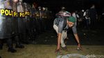 Bersalaman dengan Polisi, Massa Bubarkan Diri
