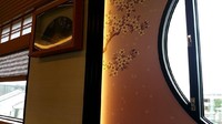 Setiap gerbong pun dihias dengan dekor dinding yang terinspirasi dari empat musim di Jepang. Contohnya, musim gugur ditandai dengan dekor daun yang berguguran hingga dekor bunga sakura yang menandai musim semi (Twitter) 