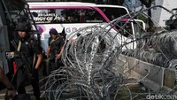 Polisi juga berjaga dengan senjata lengkap.