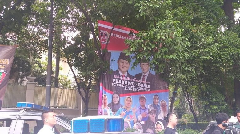 Foto Spanduk-spanduk Ucapan Selamat Prabowo Presiden di Kertanegara