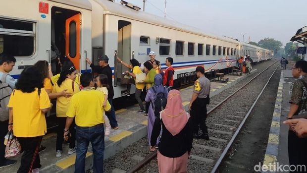 Polisi Periksa Penumpang di 3 Stasiun Cilegon Tujuan Jakarta