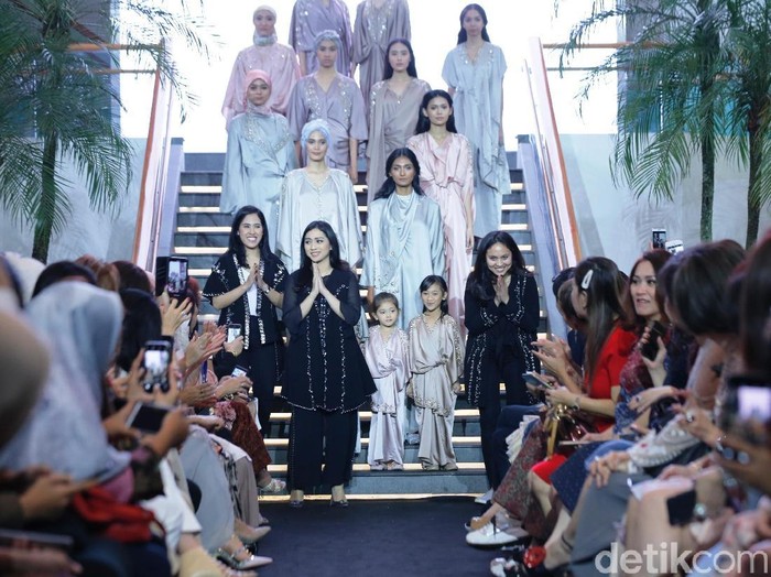 Koleksi kaftan untuk Lebaran 2019 dari Ava Prologue. (Foto: Dok. Plaza Indonesia) Koleksi kaftan untuk Lebaran 2019 dari Ava Prologue. (Foto: Dok. Plaza Indonesia)