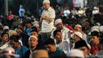Momen Massa Salat Isya dan Tarawih di Depan Bawaslu