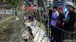 Momen Massa Salat Isya dan Tarawih di Depan Bawaslu