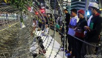 Pantauan detikcom di depan gedung Bawaslu, Jalan MH Thamrin, Jakarta Pusat, pukul 19.00 WIB, Selasa (21/5/2019), massa membentuk saf di sepanjang Jalan.
