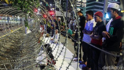 Momen Massa Salat Isya dan Tarawih di Depan Bawaslu