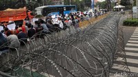 Massa mulai berkumpul sejak pukul 10.00 WIB.