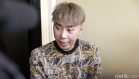 Roy Kiyoshi terkenal sebagai indigo yang bisa mencium niat jahat, gangguan ataupun masa depan. Namun ternyata ia masih tertipu oleh asistennya, Syahroni.  Foto: Palevi S/detikFoto
