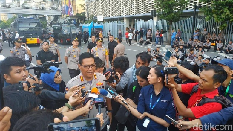 Gegana Amankan Ransel Mencurigakan di Dekat Gedung Bawaslu Saat Massa Demo Gegana Amankan Ransel Mencurigakan di Dekat Gedung Bawaslu Saat Massa Demo
