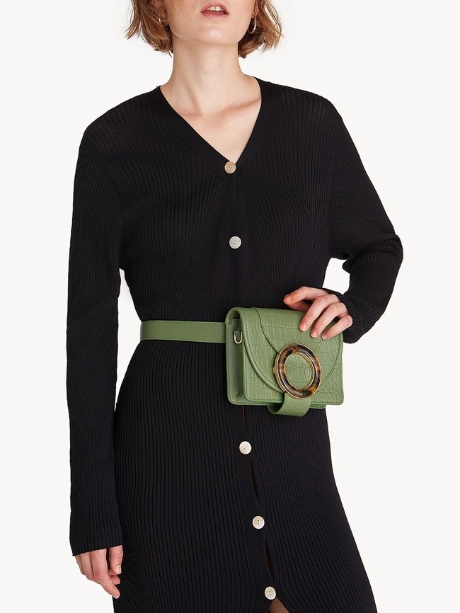 Tas diskon menarik lain yang ditawarkan oleh Pomelo adalah Envelope Ring Crossbody Bag - Olive berikut. Item itu punya ukuran yang lebih kecil jika Anda hanya butuh bawa barang-barang esensial. Produk yang dapat dipakai di pinggang dan diselempang tersebut turun dari Rp 859 ribu menjadi Rp 429 ribuan. Foto: Pomelo