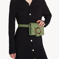 Tas diskon menarik lain yang ditawarkan oleh Pomelo adalah Envelope Ring Crossbody Bag - Olive berikut. Item itu punya ukuran yang lebih kecil jika Anda hanya butuh bawa barang-barang esensial. Produk yang dapat dipakai di pinggang dan diselempang tersebut turun dari Rp 859 ribu menjadi Rp 429 ribuan. Foto: Pomelo