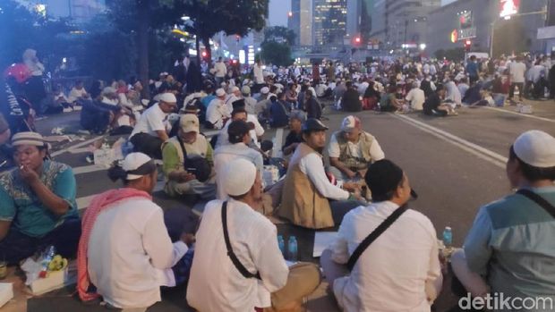 Massa Pendemo Salat Magrib dan Buka Puasa Bersama di Jalan Depan Bawaslu