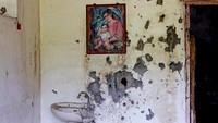 Tak ada pilihan lain selain menyelamatkan diri dengan tinggal di kamp pengungsian. Pasalnya, rumah-rumah warga di Kota Marawi rawan menjadi target sasaran pertempuran berdarah antara militer pemerintah dengan militan pro-negara Islam.
