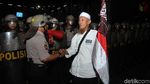 Bersalaman dengan Polisi, Massa Bubarkan Diri