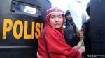 Aksi Emak-emak Bagikan Bunga ke Polisi di Depan Bawaslu