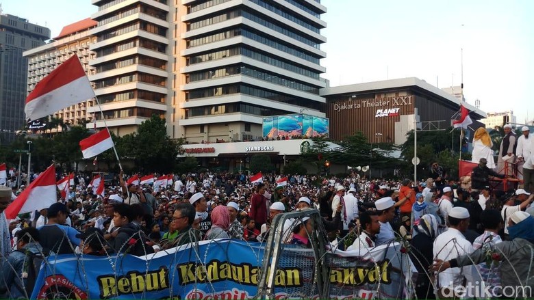Titiek Soeharto Temui Massa Aksi di Depan Bawaslu Titiek Soeharto Temui Massa Aksi di Depan Bawaslu