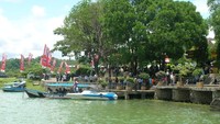 Di Waduk Gajah Mungkur kamu bisa bermain sejumlah wahana permainan menjadi primadona pengunjung. Dia menyebutkan seperti taman satwa, perahu wisata, omah jungkir, kampung galau, panggung hiburan, dan waterboom. (Humas Pemkab Wonogiri)