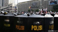 Orator yang mewakili massa menyuarakan aspirasinya di atas mobil komanda. 