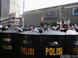 Rusuh di Flyover Slipi! Massa Lempar Batu ke Polisi