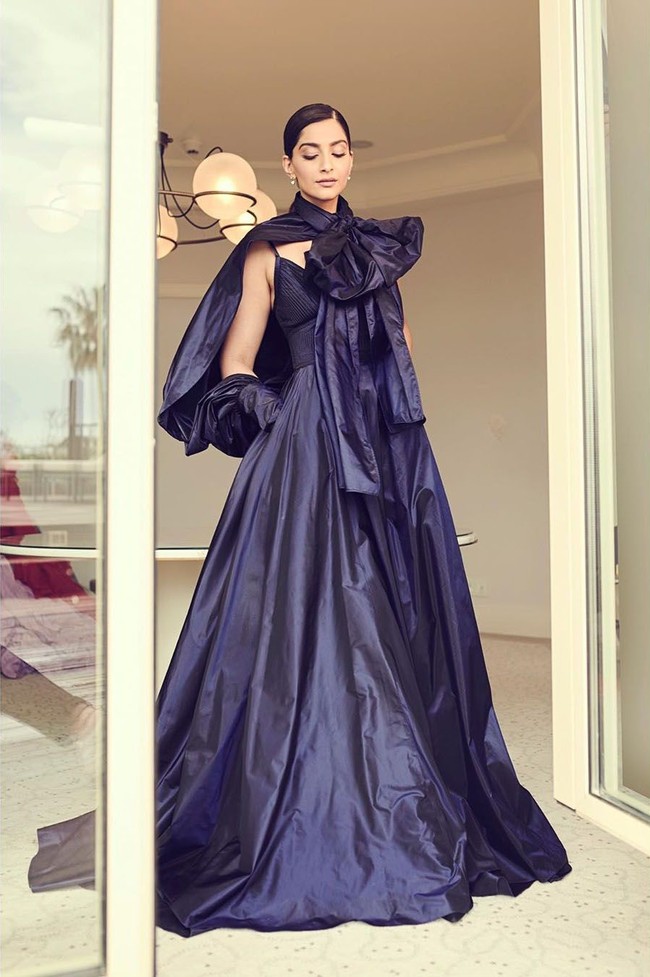 Sonam Kapoor tampil regal bergaun ungu satin yang juga memiliki aura dramatis. Gaun dengan aksen pita besar dan jubah dirancang oleh desainer Elie Saab. Foto: Instagram