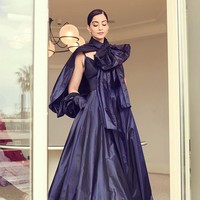 Sonam Kapoor tampil regal bergaun ungu satin yang juga memiliki aura dramatis. Gaun dengan aksen pita besar dan jubah dirancang oleh desainer Elie Saab. Foto: Instagram