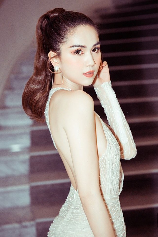 Ngoc Trinh sendiri sudah mengetahui mengenai banyaknya kritikan padanya atas penampilannya di Festival Film Cannes 2019. Dalam klarifikasinya, model kelahiran 1989 itu mengatakan busananya itu didesain bersama antara dirinya dang sang desainer Do Long.  Foto: Facebook