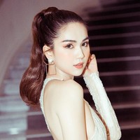 Ngoc Trinh sendiri sudah mengetahui mengenai banyaknya kritikan padanya atas penampilannya di Festival Film Cannes 2019. Dalam klarifikasinya, model kelahiran 1989 itu mengatakan busananya itu didesain bersama antara dirinya dang sang desainer Do Long.  Foto: Facebook