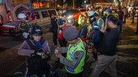 Petugas kepolisian turut melakukan patroli serta memeriksa kelengkapan berkendara saat razia gabungan di Jalur Pantura, Wiradesa, Kabupaten Pekalongan, Jawa Tengah, Senin (20/5/2019). Razia itu dilakukan untuk mengantisipasi adanya pergerakan massa ke Jakarta terkait pengumuman hasil Pemilu 2019. Antara Foto/Harviyan Perdana.