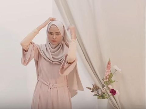 Tutorial Hijab Syar'i untuk Lebaran, Cocok Dipadukan dengan Dress