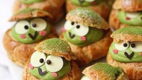 Soes matcha sudah biasa, tapi kalau soes matcha berbentuk katak lucu ini pasti lebih menarik. Kerokeropi ini dijamin jadi buruan anak-anak hingga orang dewasa. Foto: instagram @sweet_essence_