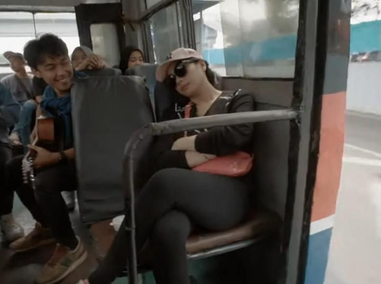 Naik Metro Mini, Nagita Slavina Tertidur Pulas Naik Metro Mini, Nagita Slavina Tertidur Pulas