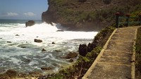 Tempat ketiga yang bisa dikunjungi yaitu Pantai Sembukan. Pantai Sembukan berada di Desa Paranggupito, Kecamatan Paranggupito. Dari Kantor Kecamatan Paranggupito ambil arah lurus ke selatan sekitar 5 kilometer. (Humas Pemkab Wonogiri)