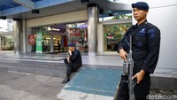 Personel Brimob berjaga di depan pusat perbelanjaan Sarinah, Thamrin, Jakarta, Selasa (21/5/2019). Beberapa di antara mereka membawa senapan gas air mata.