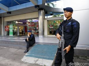 Foto: Polisi Jaga Ketat Pusat Perbelanjaan Sarinah